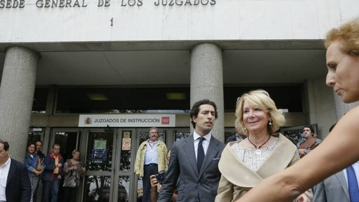 Esperanza Aguirre sale del juzgado de la plaza de Castilla.-Foto: AGUSTÍN CATALÁN