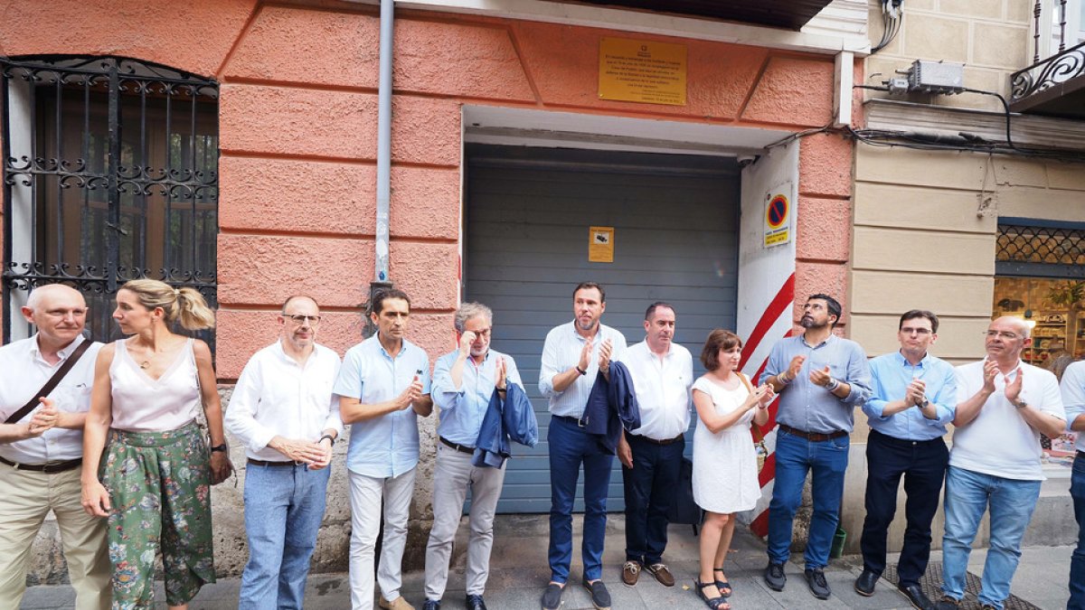 Acto de homenaje a las personas que se congregaron en la Casa del Pueblo el 18 de julio de 1936, con el descubrimiento de una placa conmemorativa en la calle Núñez de Arce. / ICAL