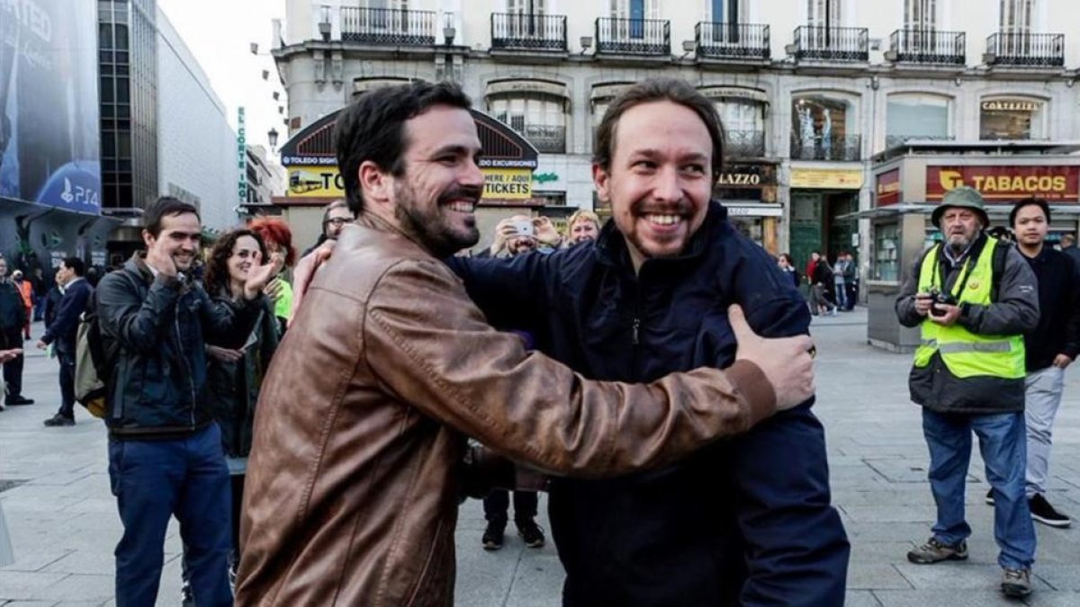 Pablo Iglesias y Alberto Garzón, en la Puerta del Sol, donde han anunciado el acuerdo de coalición entre Podemos e IU.-