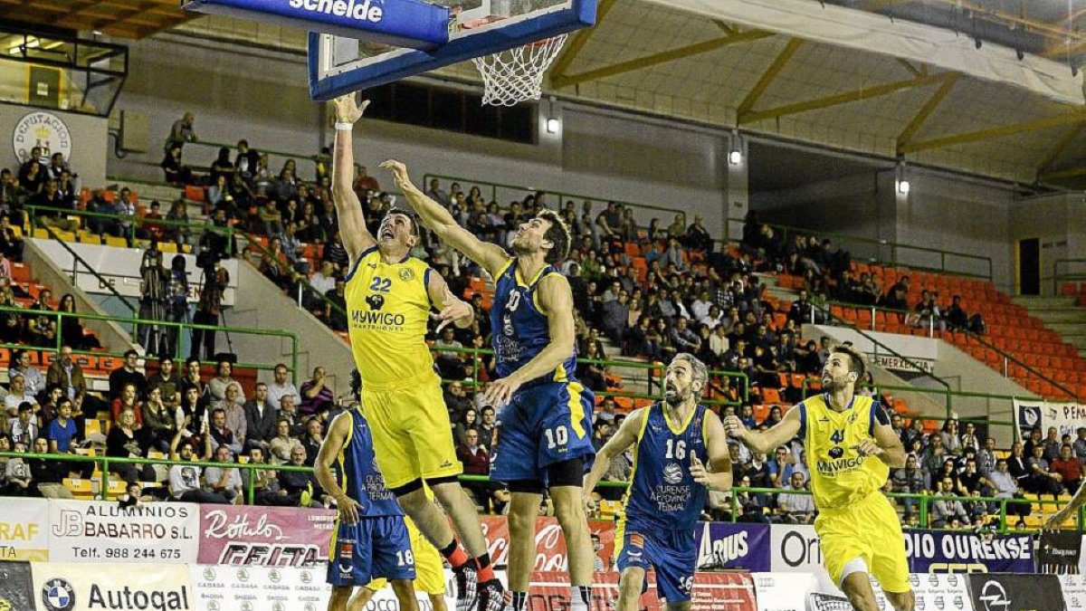 Sergio de la Fuente culmina una bandeja en la última salida del MyWigo en Ourense-El Mundo