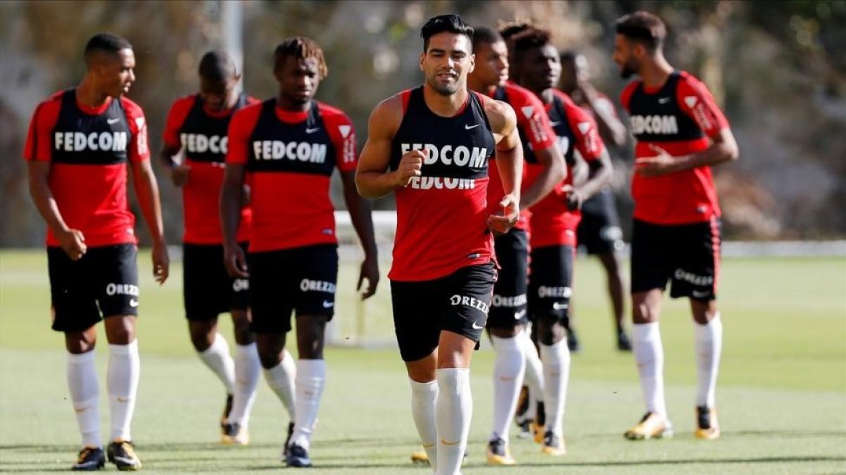 El delantero Radamel Falcao, en primer plano, en un entrenamiento del Mónaco de esta semana.-REUTERS / ERIC GAILLARD
