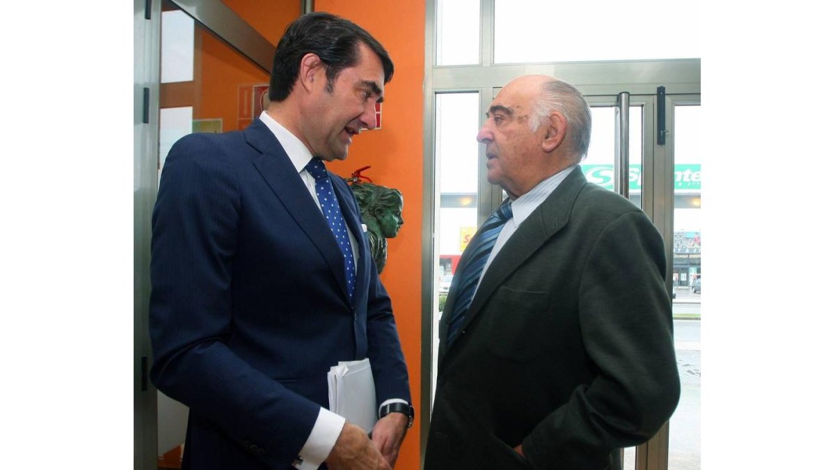 El subdelegado del Gobierno en León, Juan Carlos Suárez Quiñones (I), junto al empresario minero Manuel Lamelas Viloria (D), durante el desayuno informativo del periódico digital infobierzo.com, para analizar los Presupuestos Generales del Estado y las in-Ical