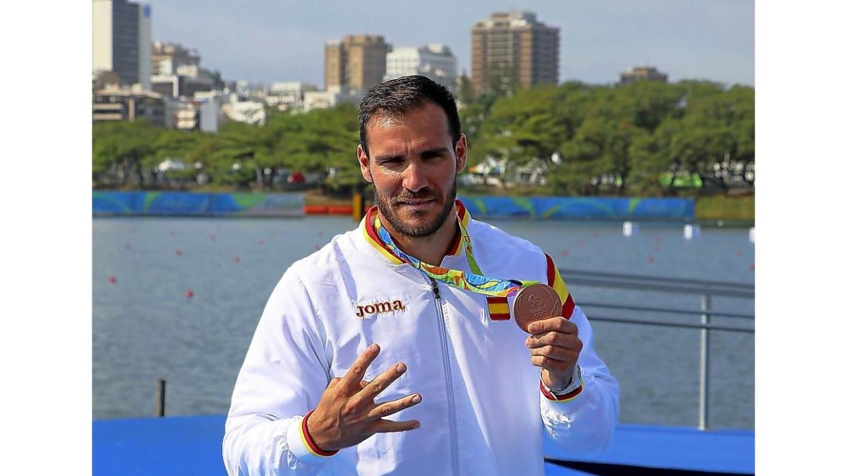 Saúl Craviotto muestra una de sus medallas en los Juegos Olímpicos.-EM