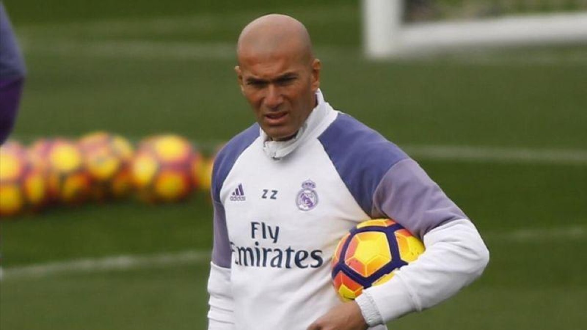 Zinedine Zidane, durante un entrenamiento del Madrid en Valdebebas.-AGUSTÍN CATALÁN