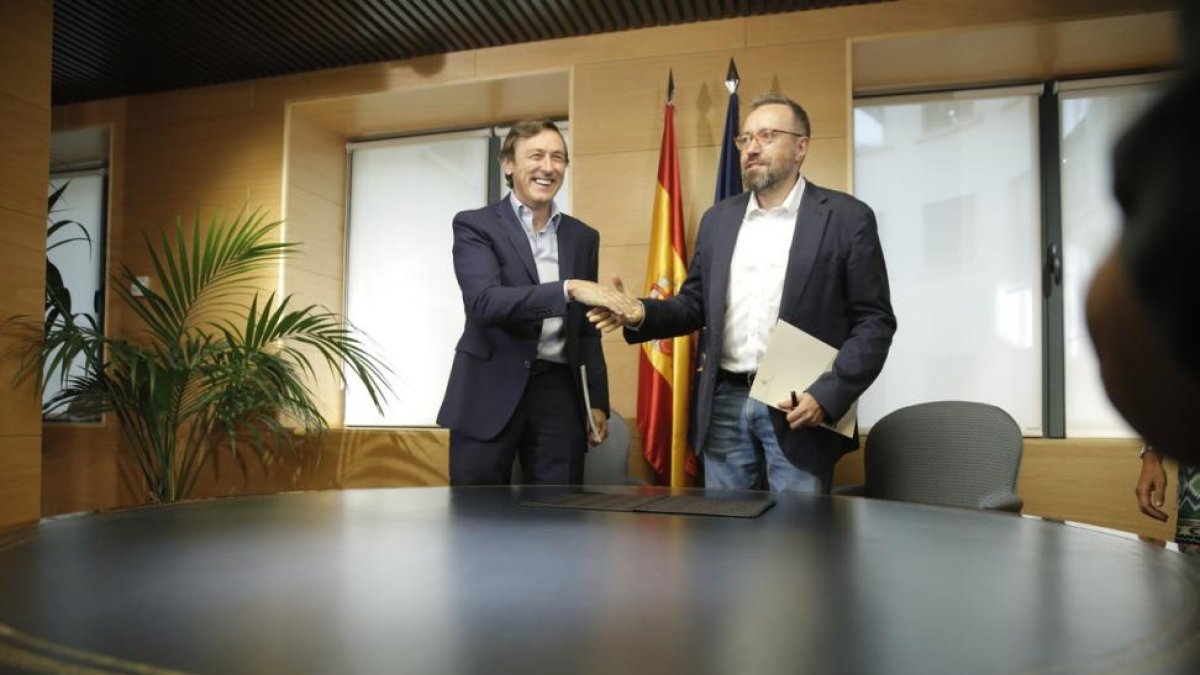 Rafael Hernando, del PP, y Juan Carlos Girauta, de Ciudadanos, durante la firma del pacto anticorrupción.-JOSÉ LUIS ROCA
