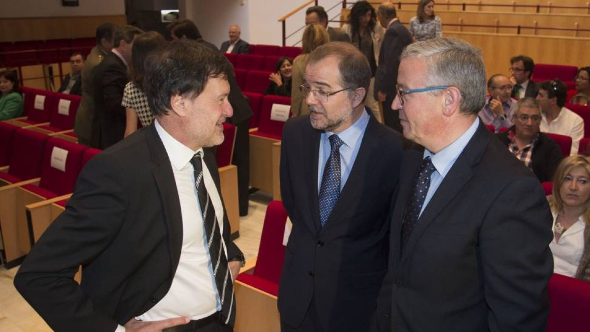 El director de Adisseo España, Pablo Domenech (I), charla con otros miembros de Adisseo antes de recoger el premio Ogecón-ICAL