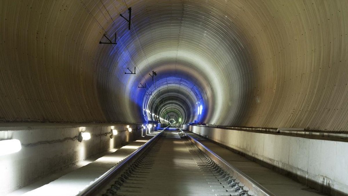 Uno de los túneles por los que pasarán los trenes.-ADIF