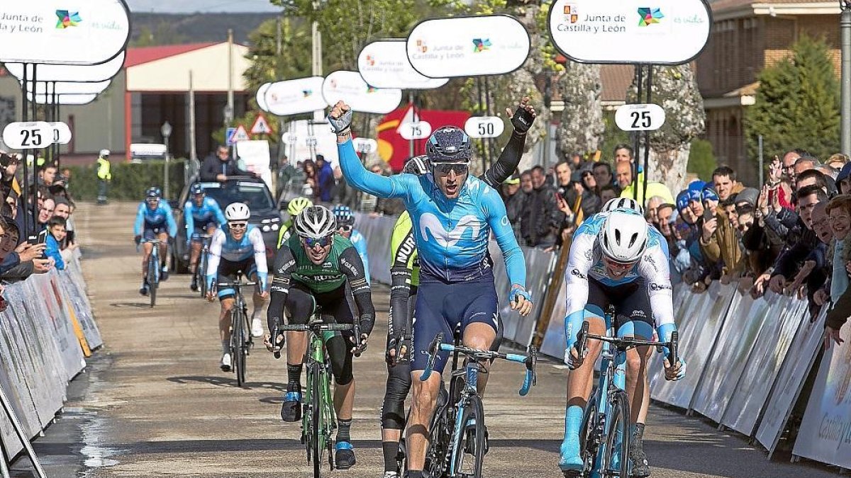 Barbero, que fue descalificado, celebra su triunfo en la meta tras imponerse a Cilomai.-ICAL / RICARDO ORDÓÑEZ