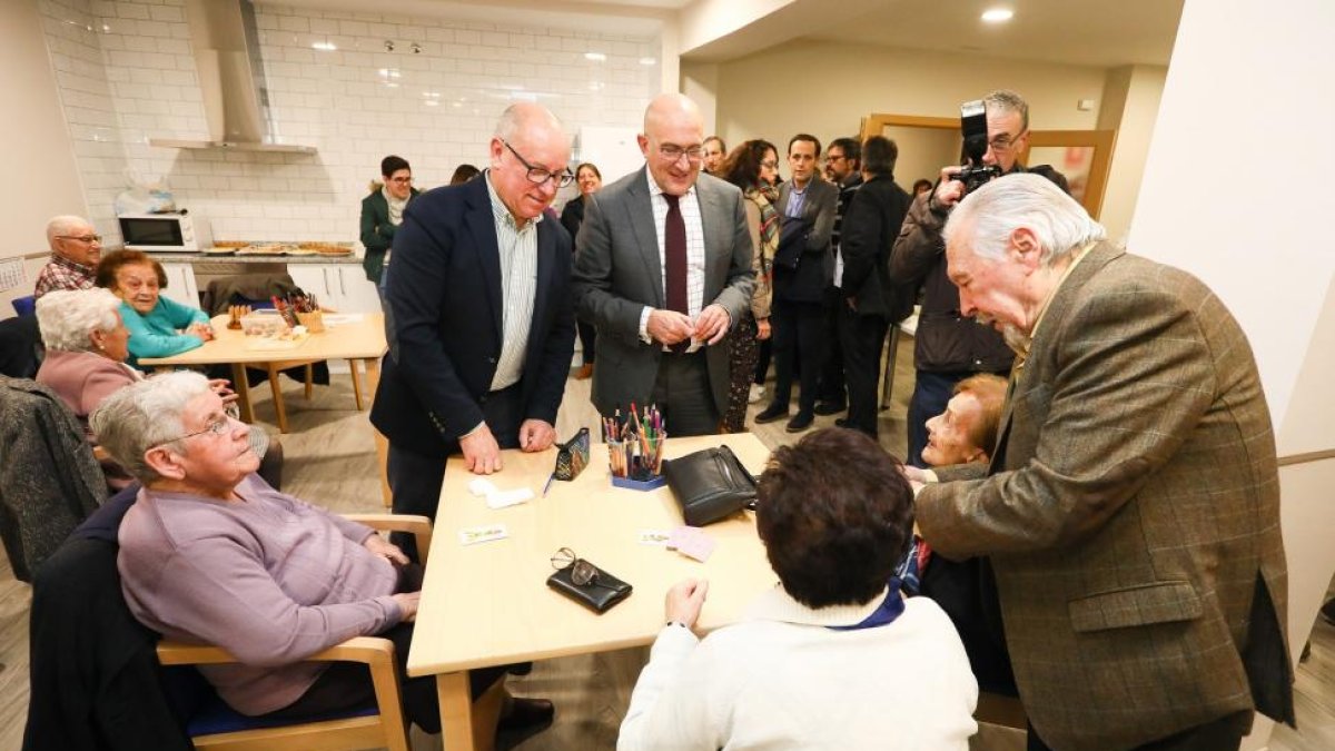 El presidente de la Diputación de Valladolid, Jesús Julio Carnero, y el alcalde de Olmedo, Alfonso Centeno, inauguran las nuevas instalaciones del Servicio de Promoción de la Autonomía Personal ‘La Casita’.-ICAL