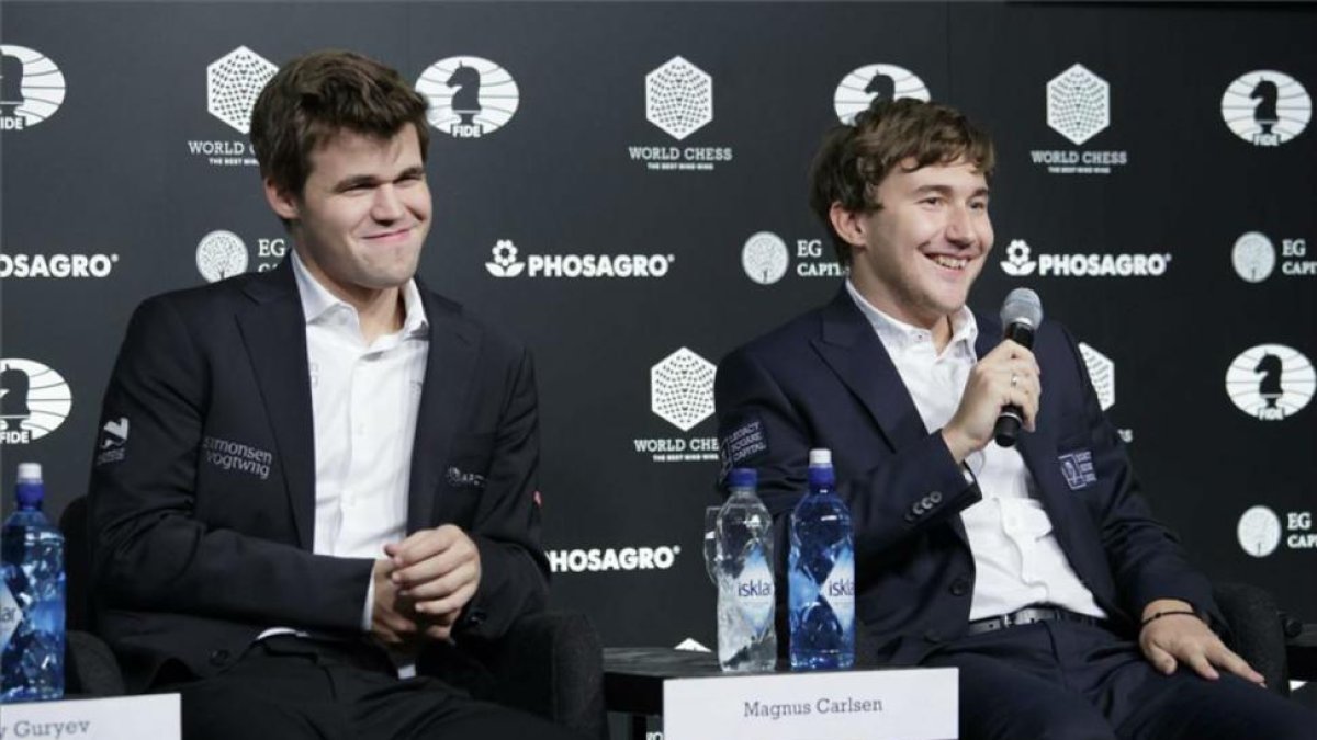 El noruego Carlsen (izquierda) sonríe mientras el derrotado ajedrecista ruso Karjakin habla en la rueda de prensa posterior a la partida definitiva.-JUSTIN LANE / EFE