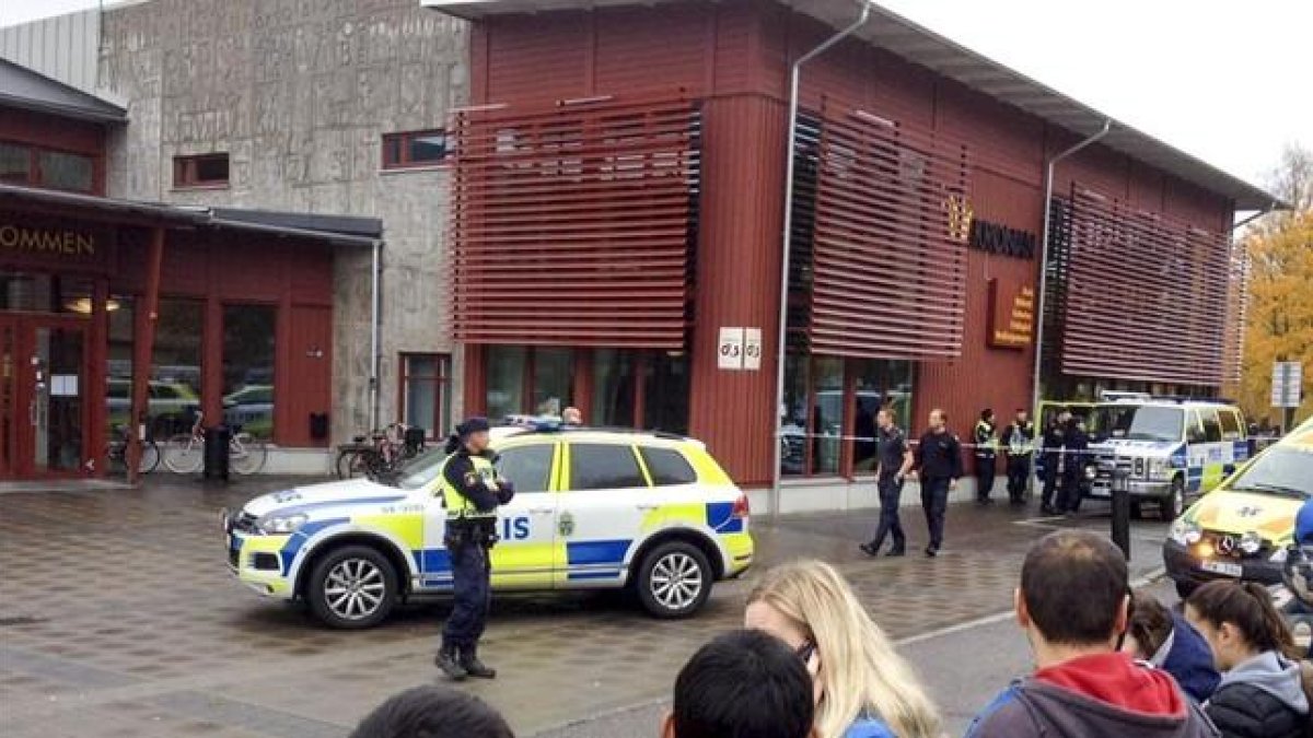 La policía sueca acordona el colegio asaltado, este jueves, en Trollhattan.-EFE / STIG HEDSTROEM