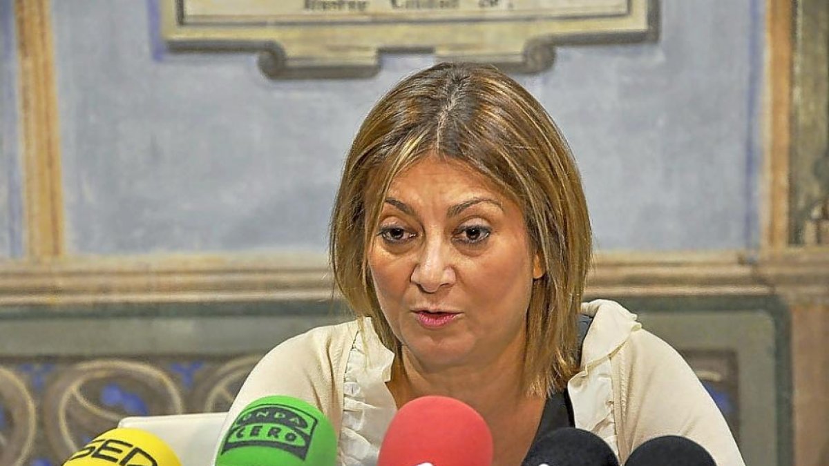 Teresa López atiende a los medios en una foto de archivo.-EL MUNDO