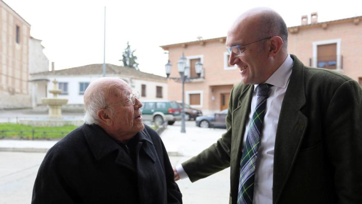 El presidente de la Diputación de Valladolid, Jesús Julio Carnero, presenta los contenidos que la institución llevará a la Feria de Turismo de Interior (Intur). Junto a él, el escritor José Jiménez Lozano-Ical