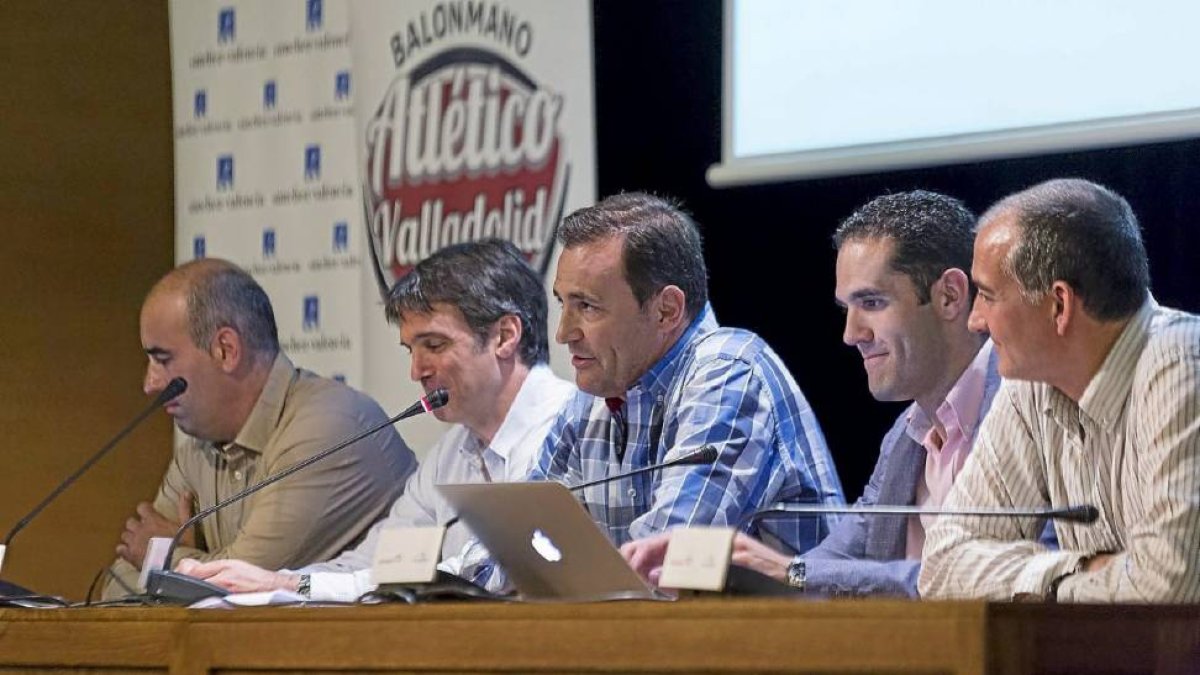 Ollero, Minguez, Sánchez-Valencia, Arranz y Parro, durante la última Asamblea informativa del BM Atlético.-M. Á. Santos