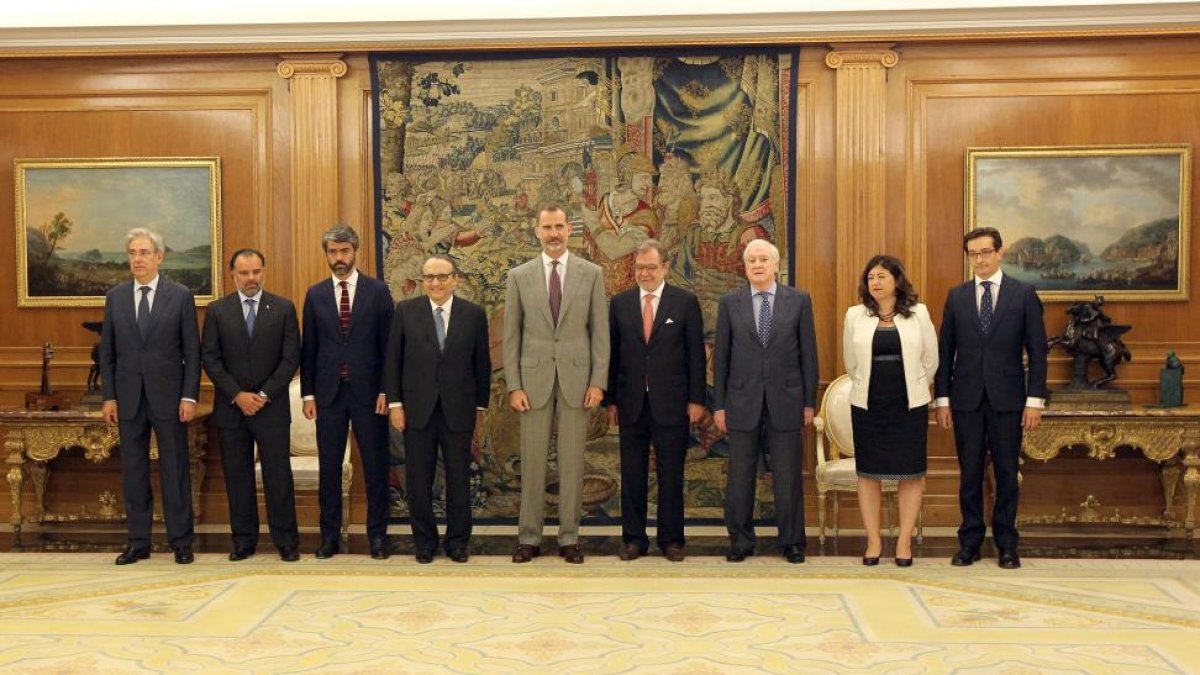 El Rey Felipe VI, recibe en audiencia a la Comisión Ejecutiva de la Asociación de Medios de Información (AMI).-ICAL
