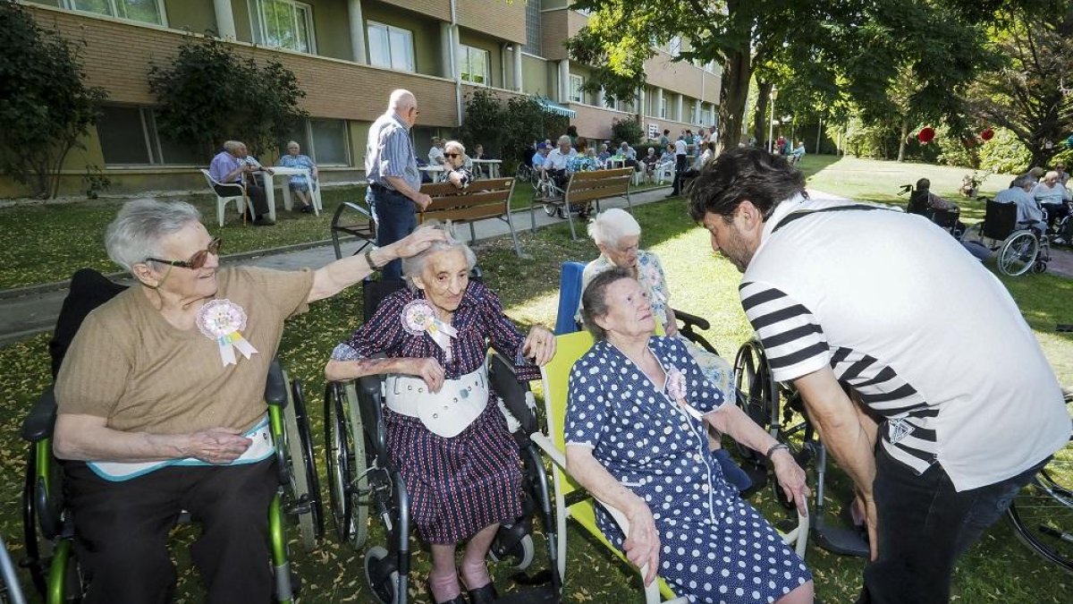 De izquierda a derecha: Ana, 100 años; Poli, 102 años; Cecilia, 100 años, hablando con David Baena; y María, 105 años.-MIGUEL ÁNGEL SANTOS / PHOTOGENIC