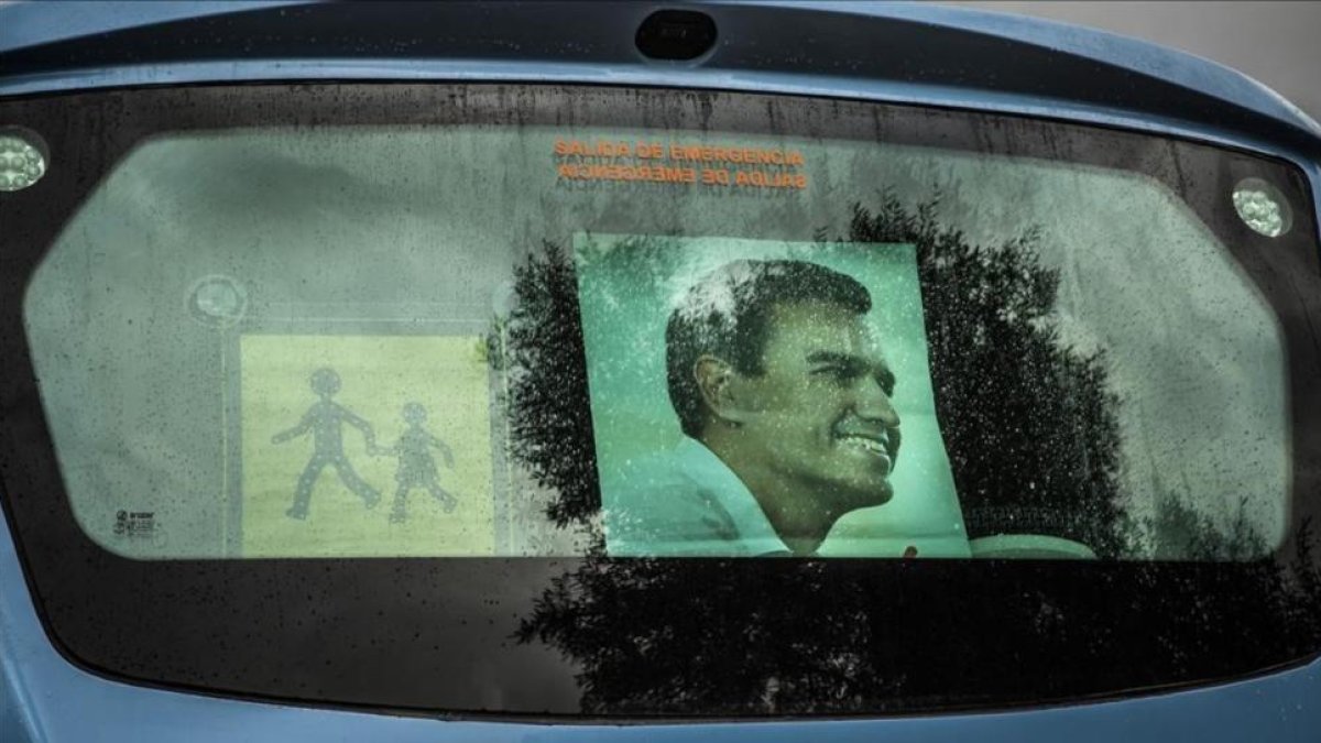 Cartel en un autobús de militantes a favor de Pedro Sánchez, el pasado 26 de noviembre en Valencia.-MIGUEL LORENZO