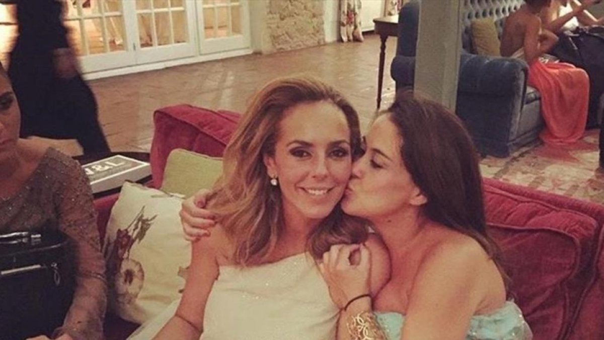 En la imagen, Rocío Carrasco vestida de novia junto a una invitada.-INSTAGRAM