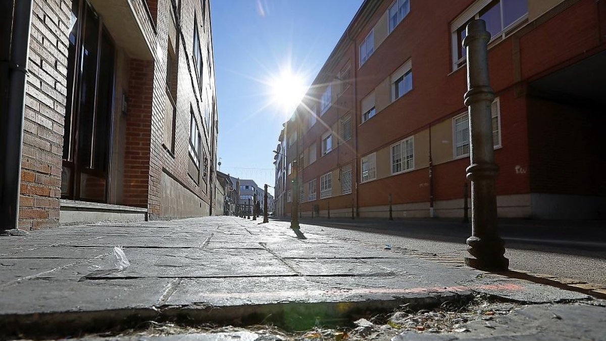 Zona peatonal de la calle Real, en la que el pavimentado está levantado y que se reparará próximamente.-J. M. LOSTAU