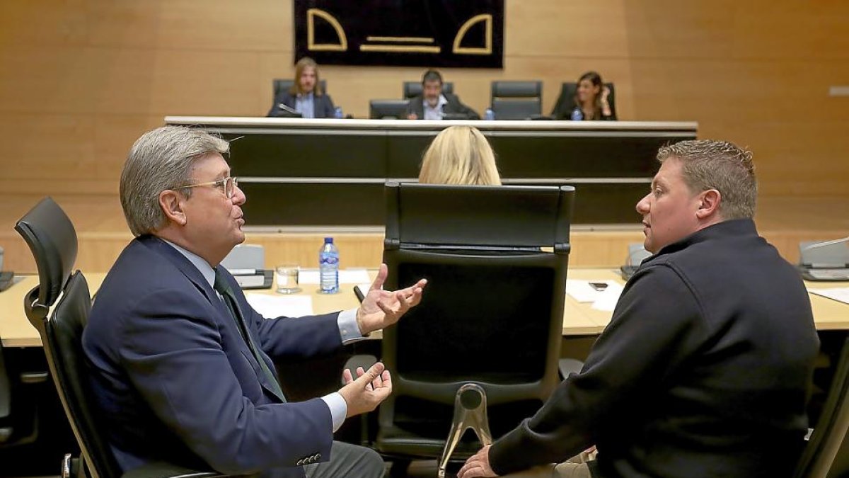 Fernández Santiago y Álvarez, en la comisión. Al fondo Fernández y Mitadiel.-ICAL
