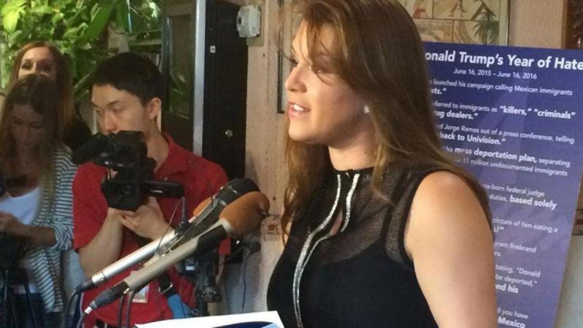 Alicia Machado, en una rueda de prensa en la que catrgó contra Trump, en junio.-AP / LUIS ALONSO LUGO