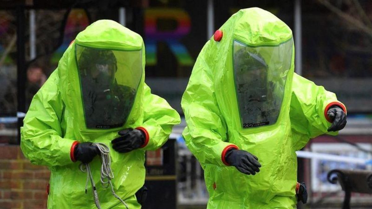 Agentes inspeccionan la zona donde se progujo el envenenamiento en Salisbury.-AFP / BEN STANSALL