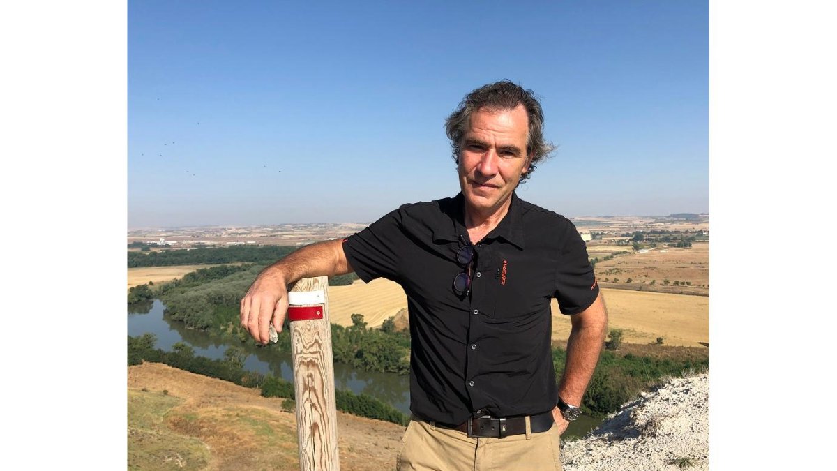 Eugenio Baraja, en lo alto de los cortados de San Martín de Valvení sobre el Pisuerga. / ArgiComunicación