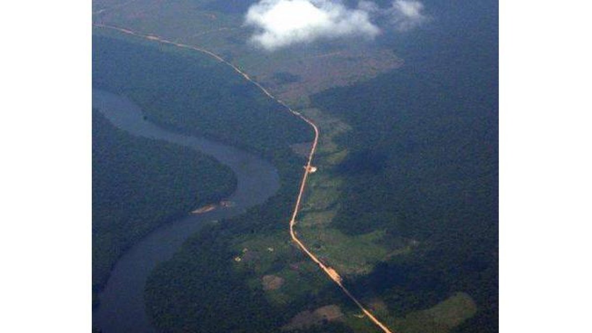 Vista aérea de la selva amazónica, que muestra la deforestación a lo largo de ambos lados de la carretera Trans-Amazónica.-Foto: STRINGER / REUTERS