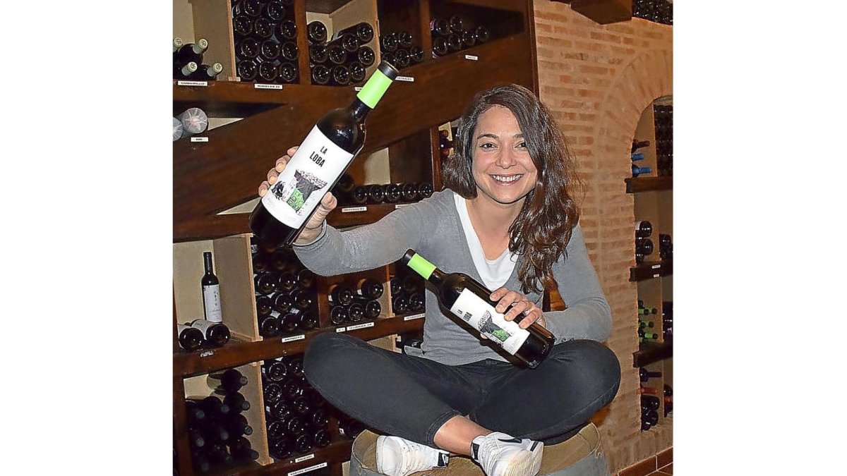 Ana Carazo, con los vinos que representan el proyecto enológico que ha puesto en marcha en el pueblo de sus antepasados.-ARGICOMUNICACIÓN