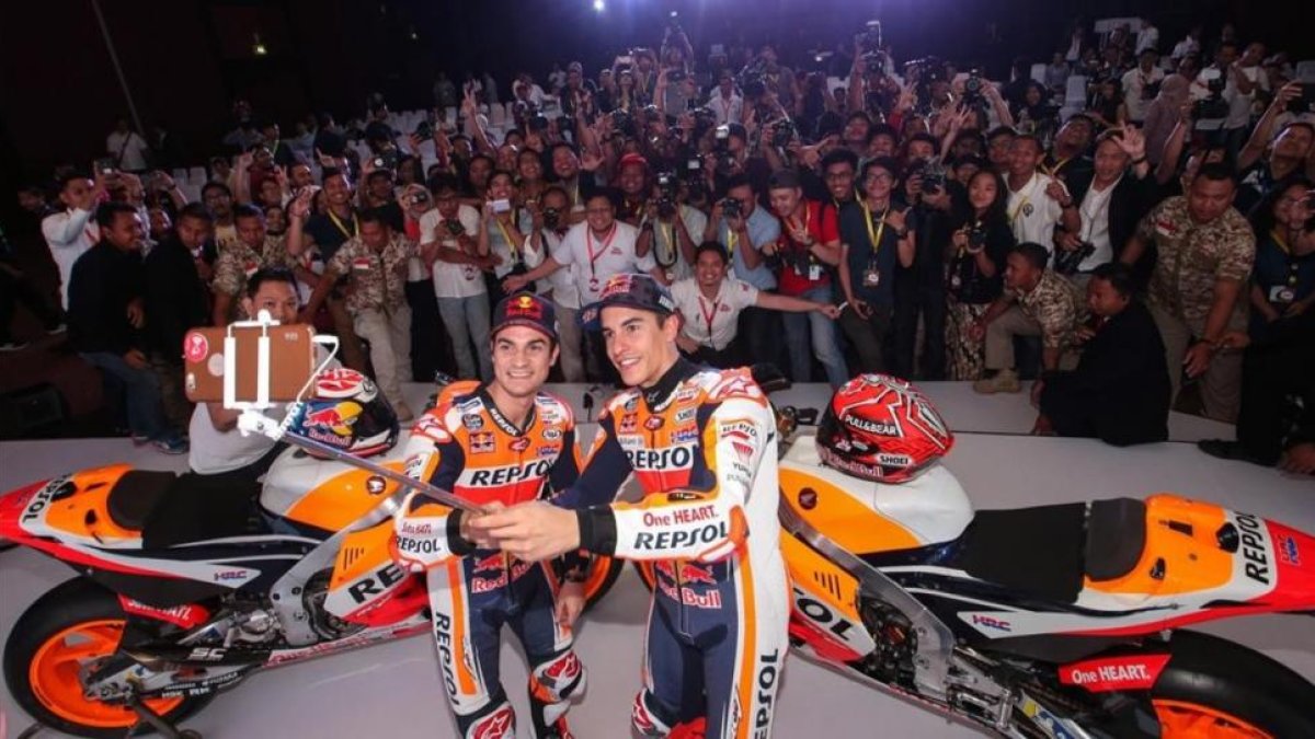 Dani Pedrosa y Marc Márquez, hoy en la multitudinaria presentación en Jakarta.-HONDA REPSOL MEDIA / FREIDEMANN KIM