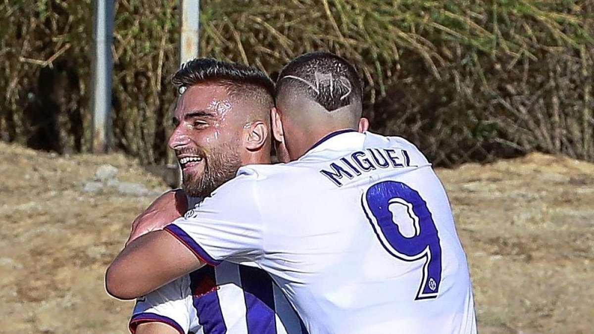 Miguel de la Fuente y Doncel se felicitan tras anotar gol en el partido contra el Leioa.-J.M. LOSTAU