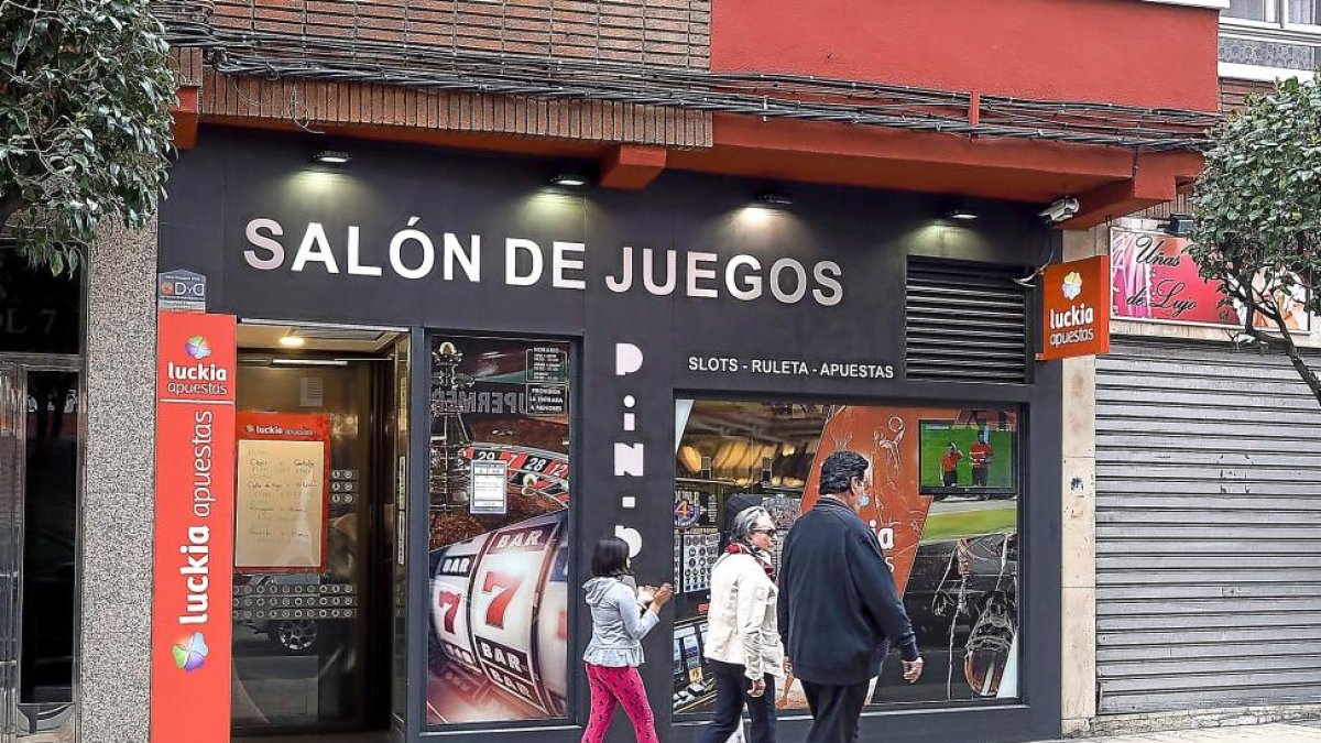 Imagen del salón de juegos ubicado en la calle Fuente el Sol del barrio La Victoria.-M.Á. SANTOS (PHOTOGENIC)