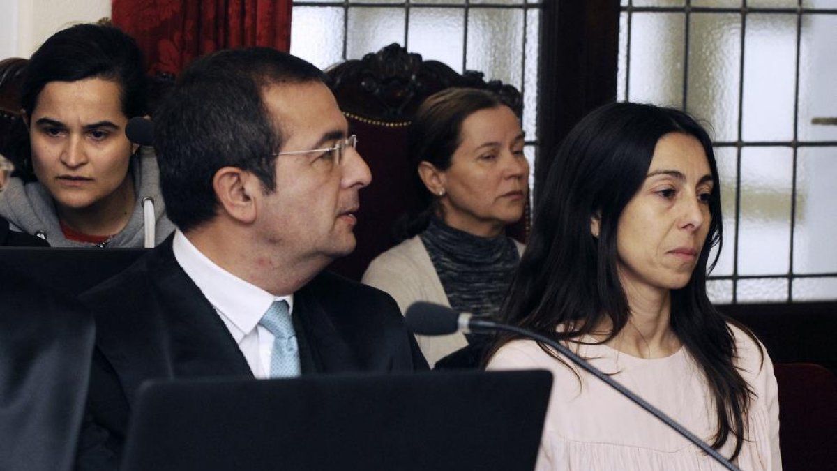 Monserrat González (2D), su hija Triana Martínez (I), y Raquel Gago durante el juicio por el asesinato de la presidenta de la Diputación de León Isabel Carrasco, que recupera hoy la jornada perdida el pasado 27 de enero, cuando se tuvo que suspender la vi-Ical