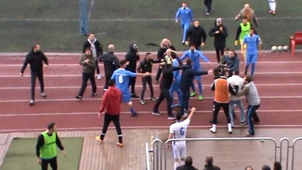 Unos aficionados del RSD Alcalá, agredieron a los jugadores del equipo visitante, el San Fernando, ambos de Madrid.-EFE