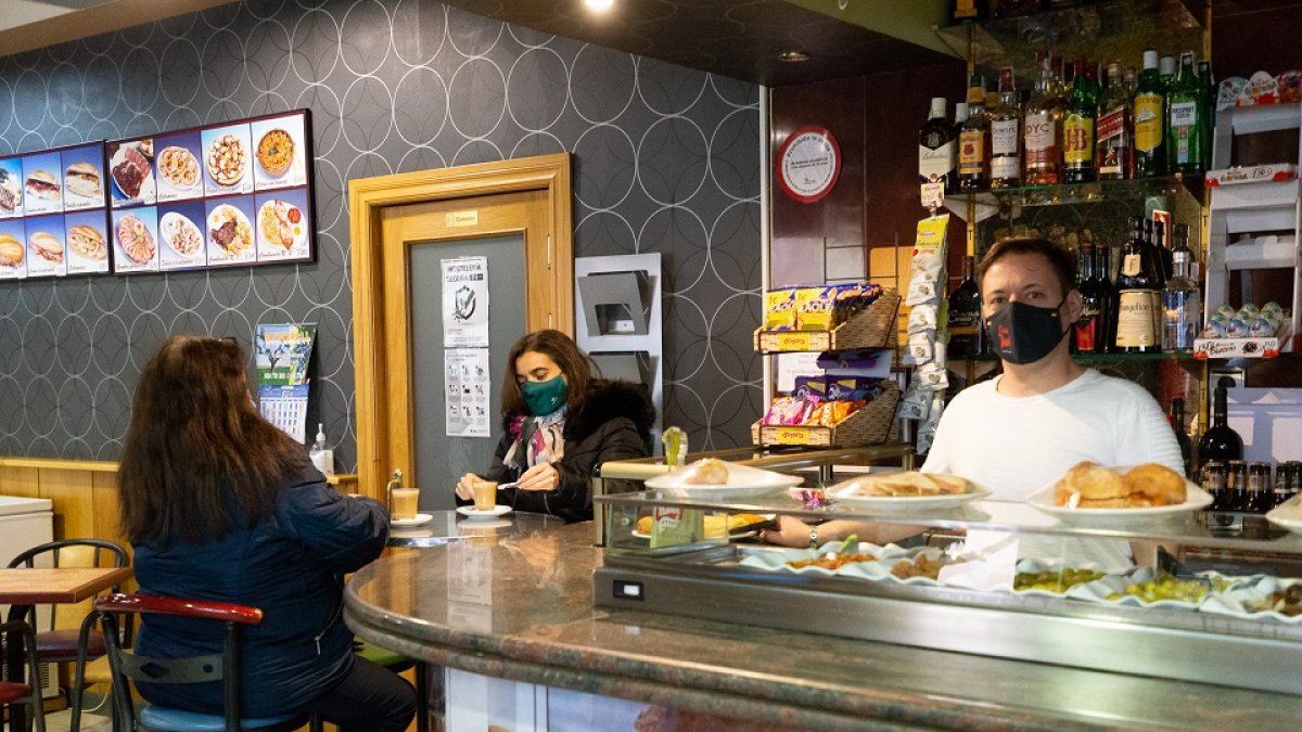 Reapertura de las barras en la hostelería, que ahora la Junta vuelve a cerrar para evitar el aumento del contagio. - ICAL