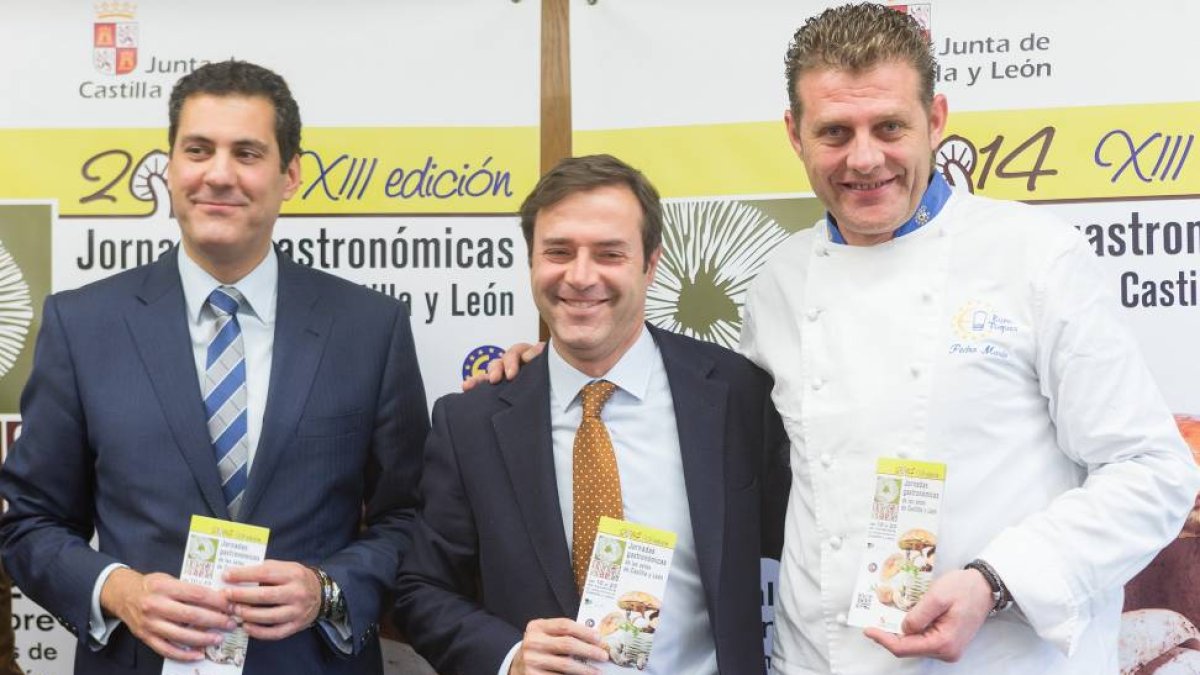 El delgado de la junta, Alberto Castro, el director general de Turismo, Javier Ramírez, y el Chef del restaurante El Ermitaño, Pedro Mario Pérez, presentan las XIII jornadas gastronómicas de las setas de Castilla y León, 'Buscasetas'-Ical