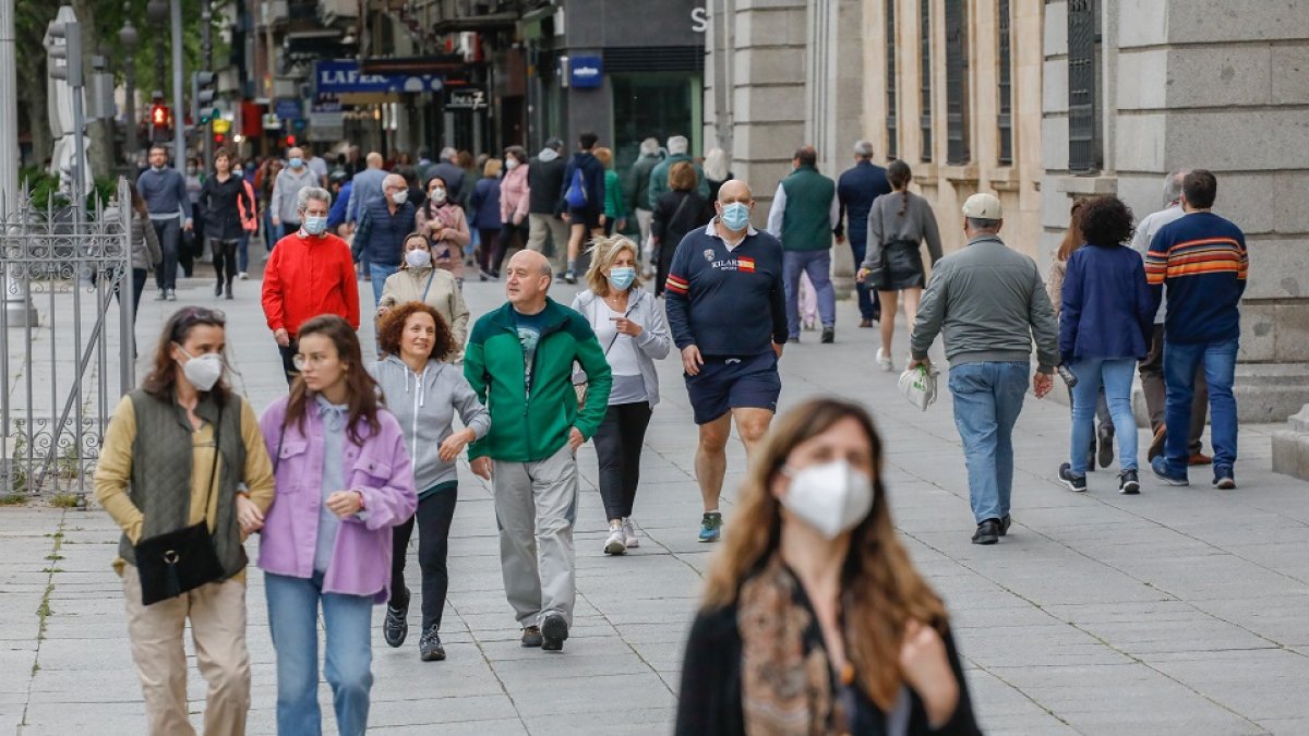 Gente paseando por el Paseo Zorrilla. -JUAN MIGUEL LOSTAU