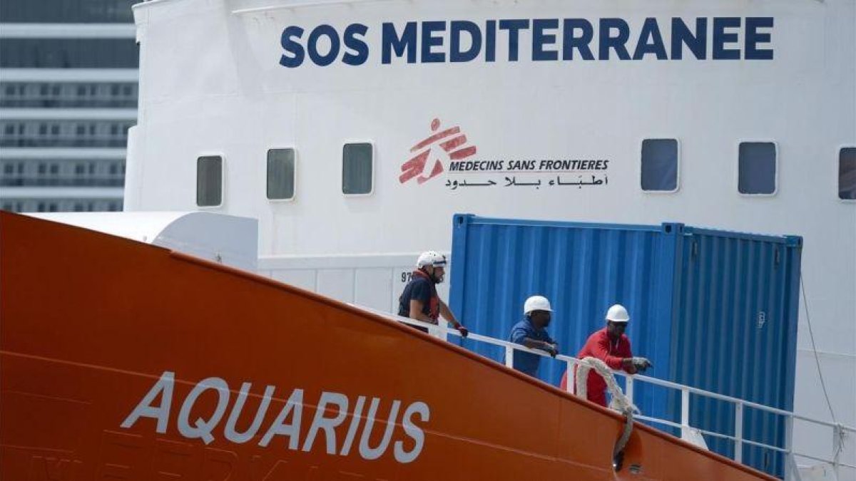 Miembros de la tripulación en la cubierta del barco.-AFP (MATTHEW MIRABELLI)