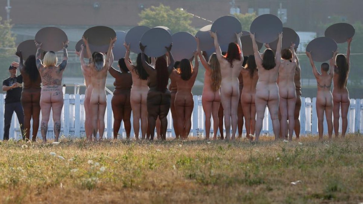 Homenaje a la Madre Naturaleza de Tunick en Cleveland, horas antes de la convención republicana en la ciudad.-ADREES LATIF / REUTERS