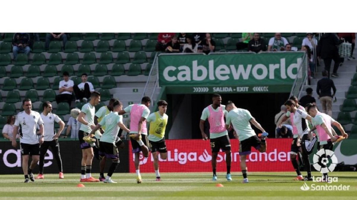El Real Valladolid, calentando antes del partido en el Martínez Valero. / LALIGA