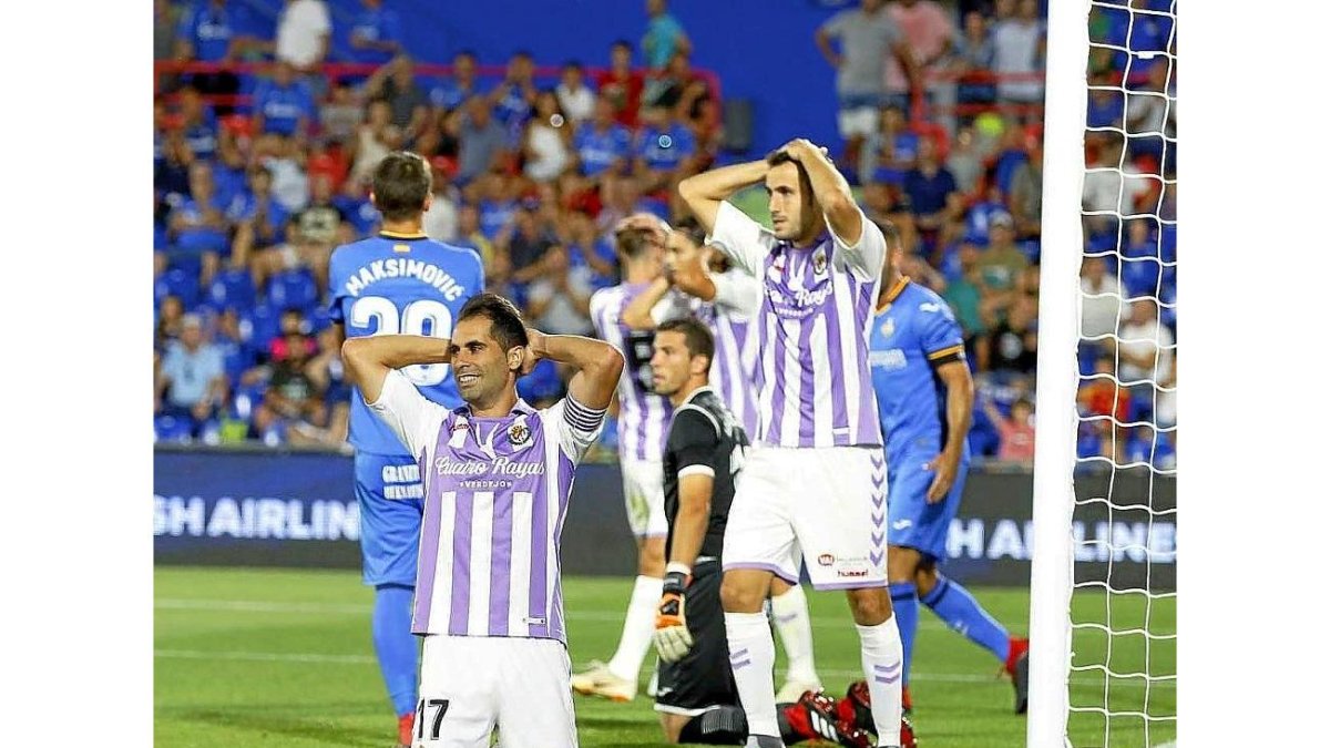 Moyano y Olivas lamentan una ocasión en el partido de Liga contra el Getafe.-PHOTO DEPORTE