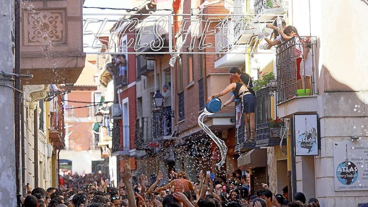 Miles de personas se empapan en la fiesta del Chúndara, en Peñafiel, en su celebración de 2019. - EM