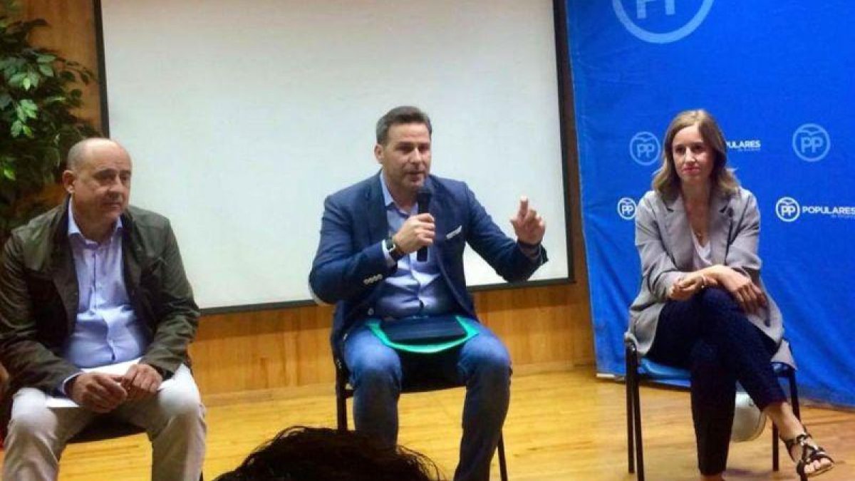 Alejandro Morant, en el centro, en un acto del PP.-FACEBOOK
