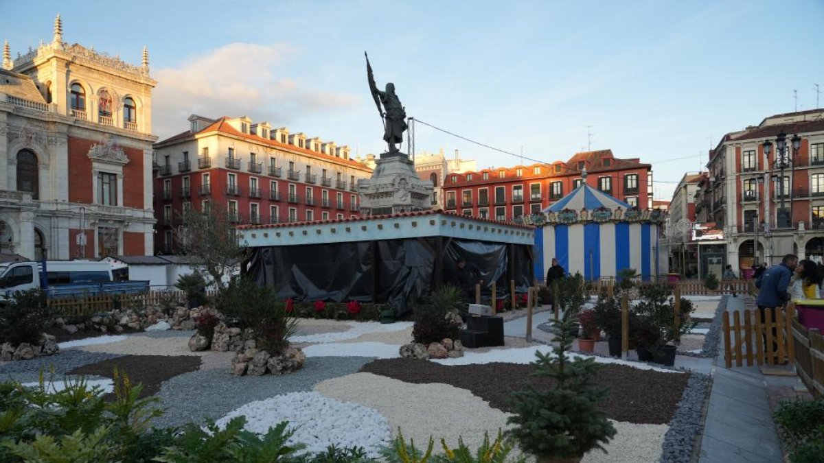 Vista de la plaza Mayor con la decoración de Navidad. -J.M. LOSTAU