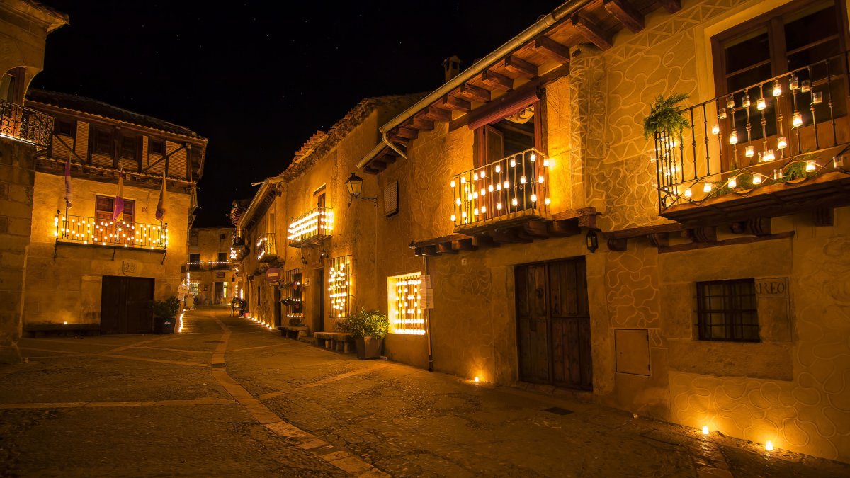Las callejuelas y casas de piedra blasonadas ofrecen bellas estampas que atrae cada año a miles de turistas a una de las villas medievales mejor conservadas.- LA POSADA