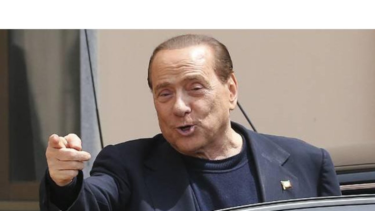 Berlusconi, a las puertas de la residencia donde ha hecho sus trabajos comunitarios.-Foto:   AP / ANTONIO CALANNI