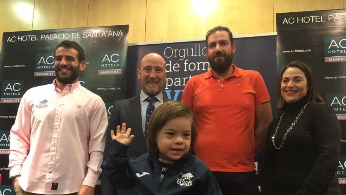 Erix, en primer plano, protagonista de la firma del acuerdo con Down Valladolid.-E.M.