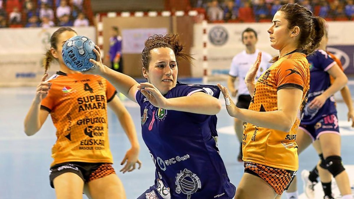 Nekane Terés se dispone a lanzar a portería durante el partido ante el Bera Bera.-J.M.LOSTAU