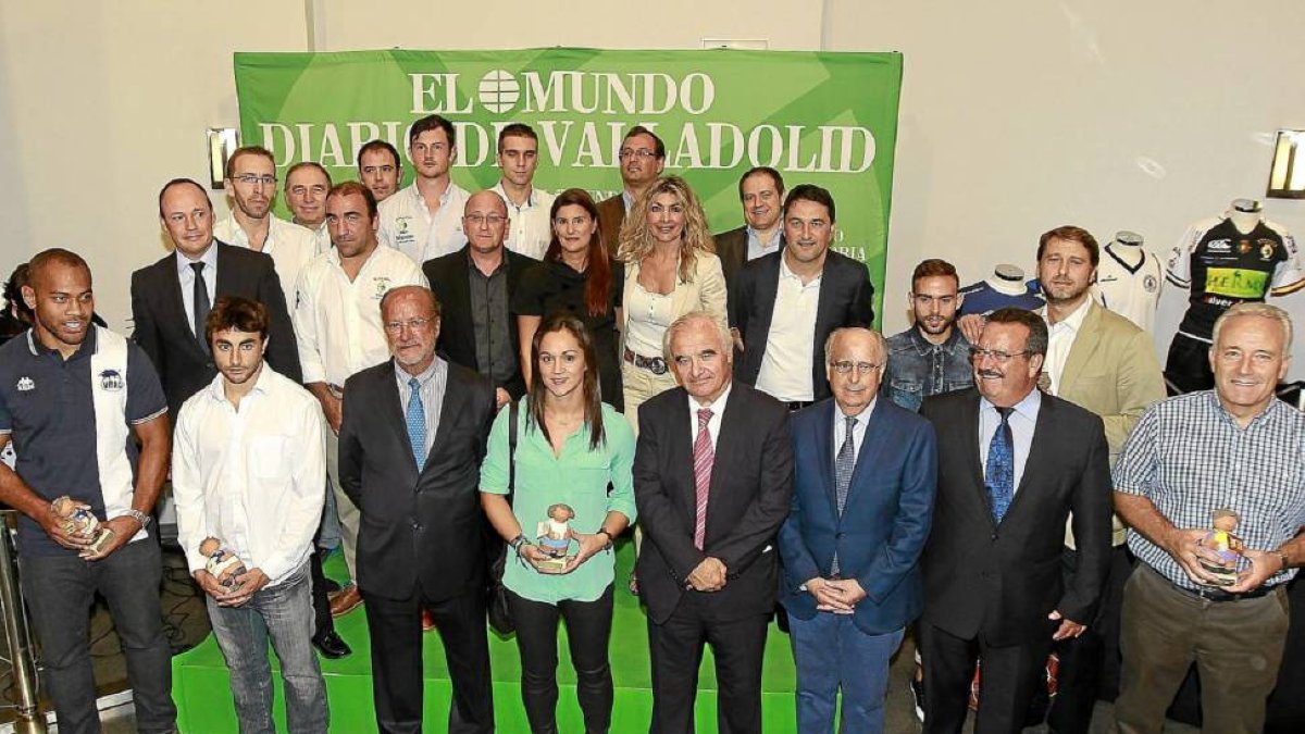Foto de familia de los galardonados en la primera edición de los Premios del Deporte de DIARIO DE VALLADOLID / EL MUNDO-J.M.Lostau