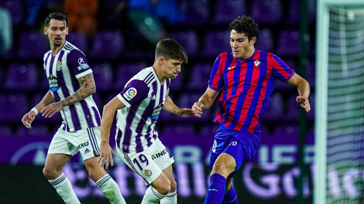 Toni Villa avanza ante la presión de Leschuk. / IÑAKI SOLA / REAL VALLADOLID